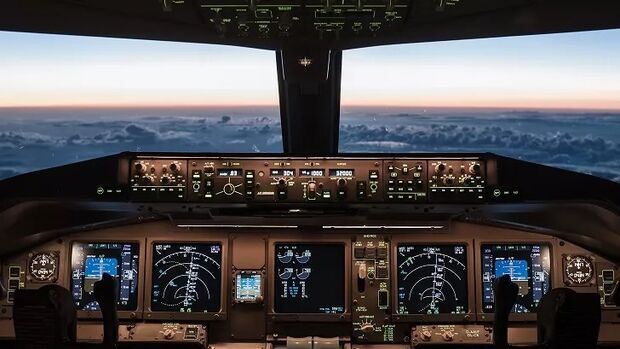 Video: Pilot Films Puzzling UFOs Over Atlantic Ocean